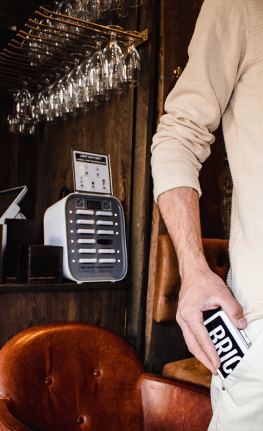 Un tip care împrumută o cărămidă într-un bar din Suedia