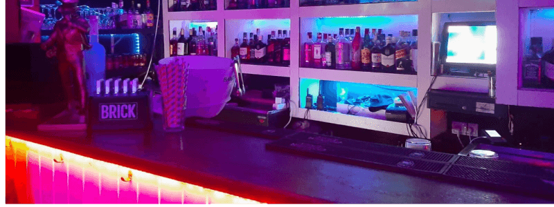 Stație mică de cărămidă într-un bar din Irlanda